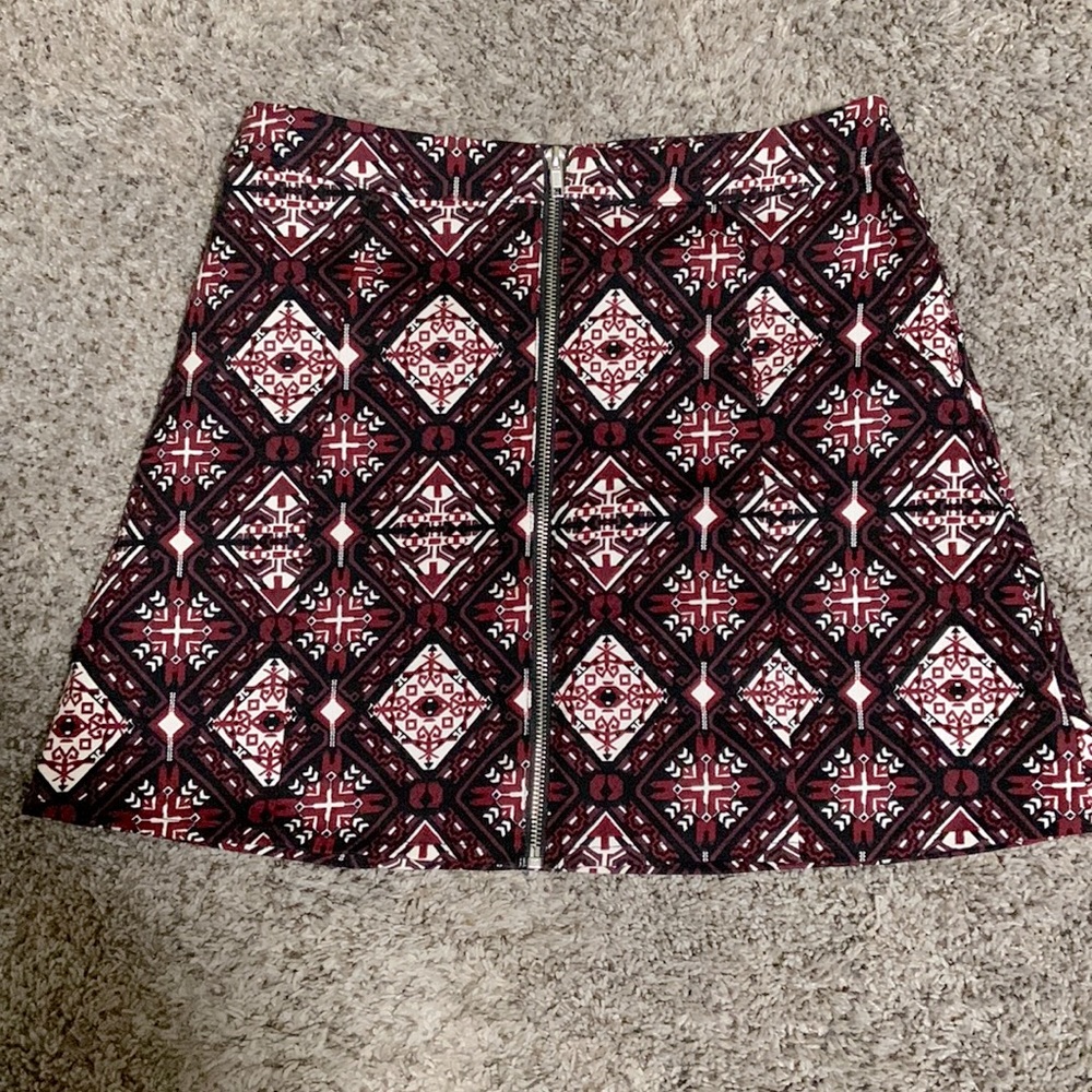 Divided zip-front geometric print skirt